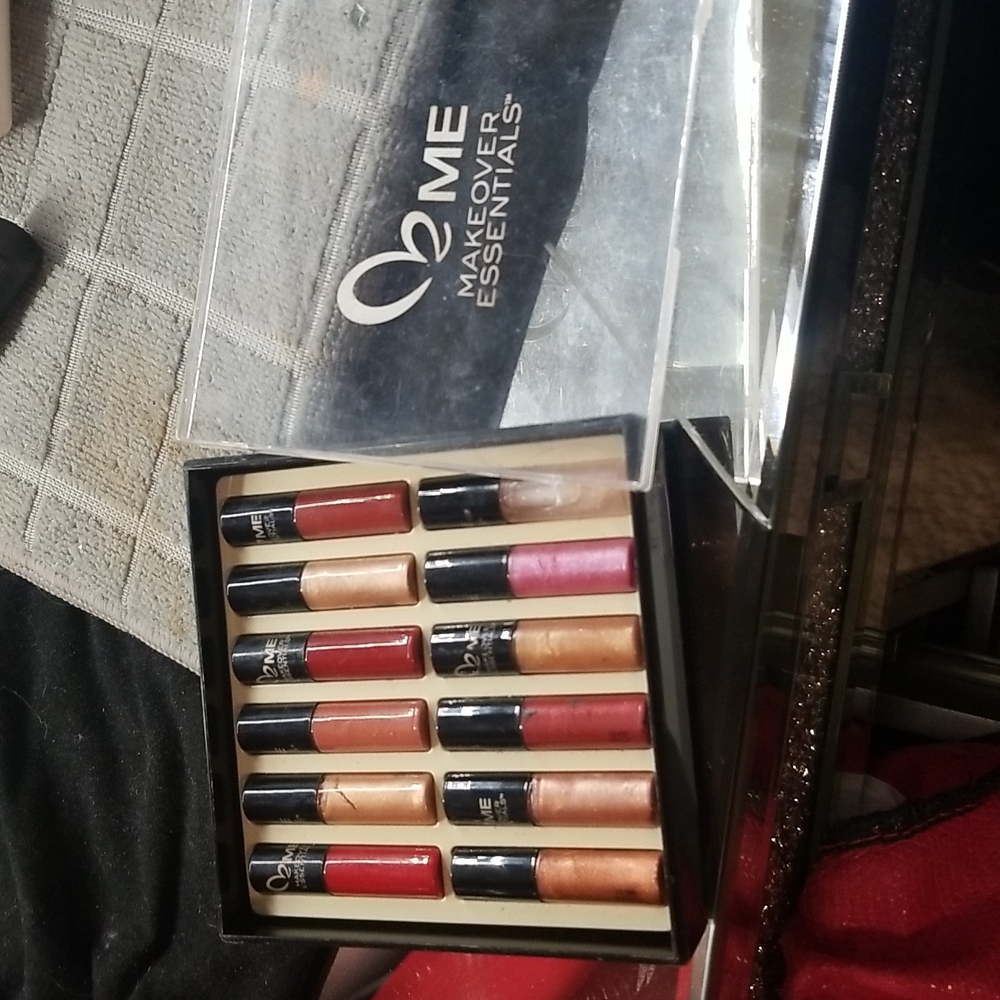 Makeover essentials sample kit 12 pieces